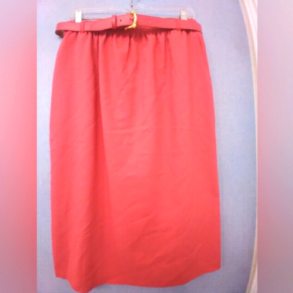 Elegant Coral Pink A-Line Midi Skirtā with Gold-Tone Belt Classic Office Wear